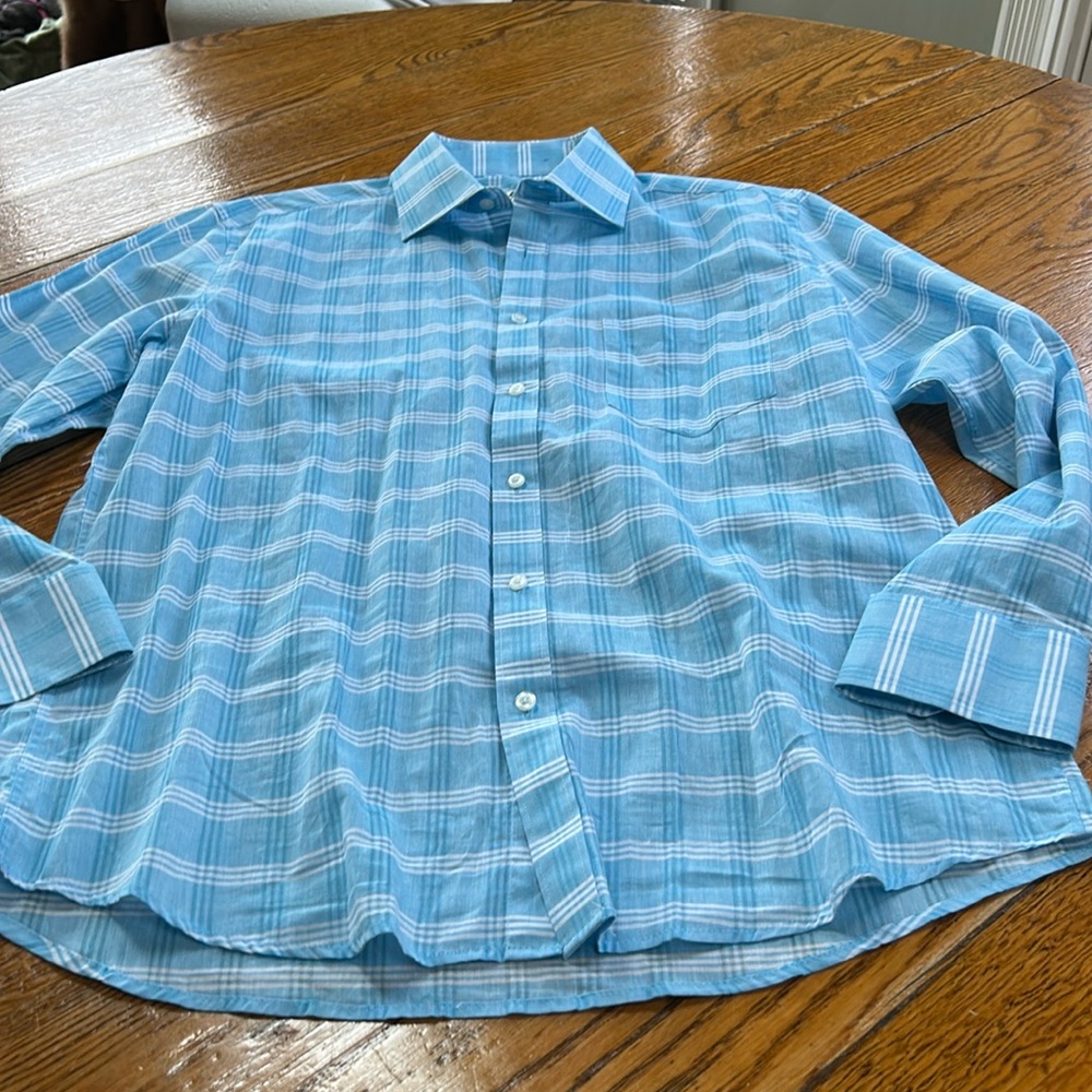 Southern Pines light blue plaid button down shirt. Men’s size large. Cotton.
